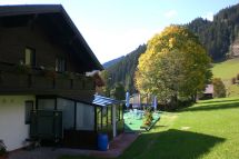 Widok z tarasu Pensjonatu na łąki i las