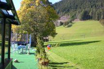 Widok z tarasu Pensjonatu na łąki i las