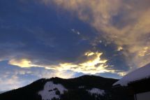 Niebo nad górskimi szczytami