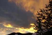 Niebo nad górskimi szczytami