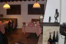 Pokój jadalny z kominkiem i barem