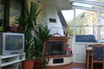 Pokój jadalny z kominkiem i barem