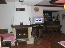 Pokój jadalny z kominkiem i barem