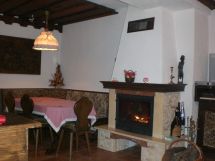 Pokój jadalny z kominkiem i barem